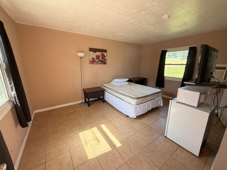 More Photos Of 108 Pearl St, Bedford Hotel For Sale