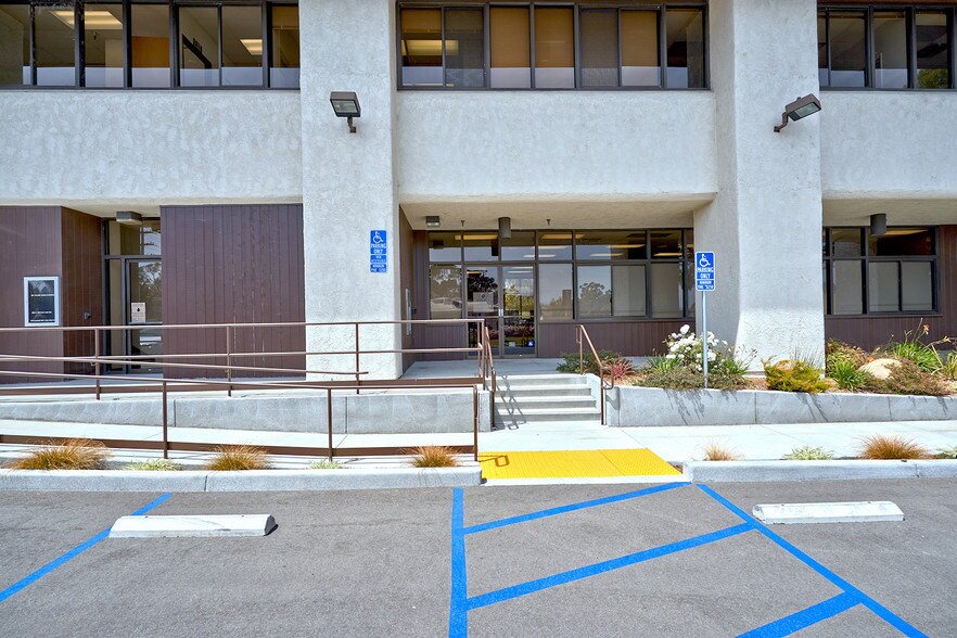 More Photos Of 310 S Wells Rd, Ventura Bank For Lease