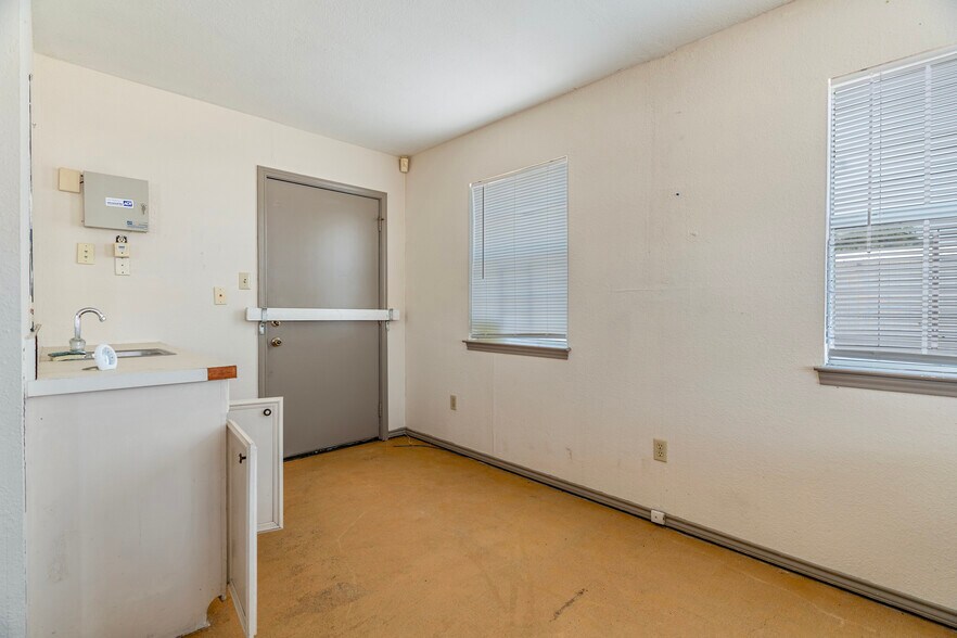 More Photos Of 105 W Walnut St, Hillsboro Flex For Sale