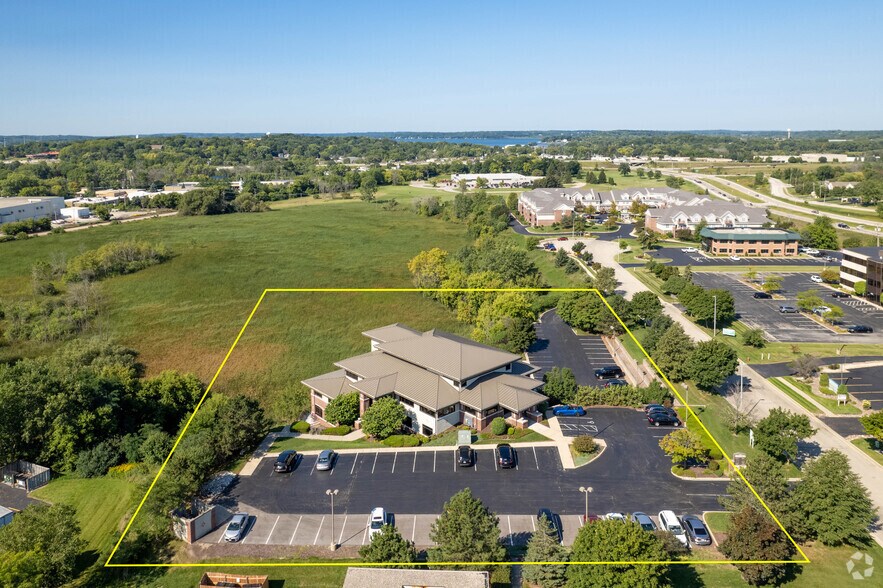 More Photos Of 1166 Quail Ct, Pewaukee Office For Lease