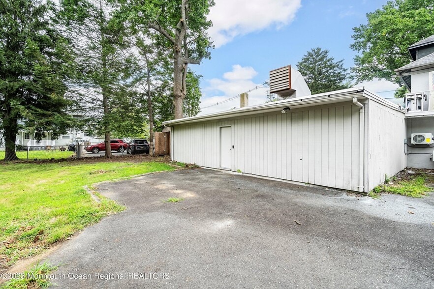 More Photos Of 27 Boud Avenue, Farmingdale Warehouse For Lease