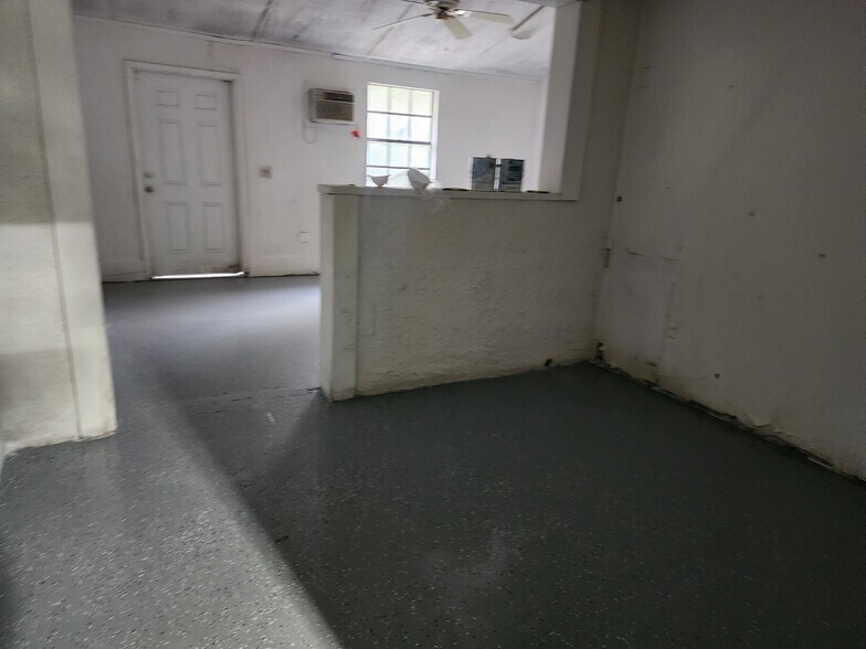 More Photos Of 284 S Center St, Pierson Auto Repair For Lease