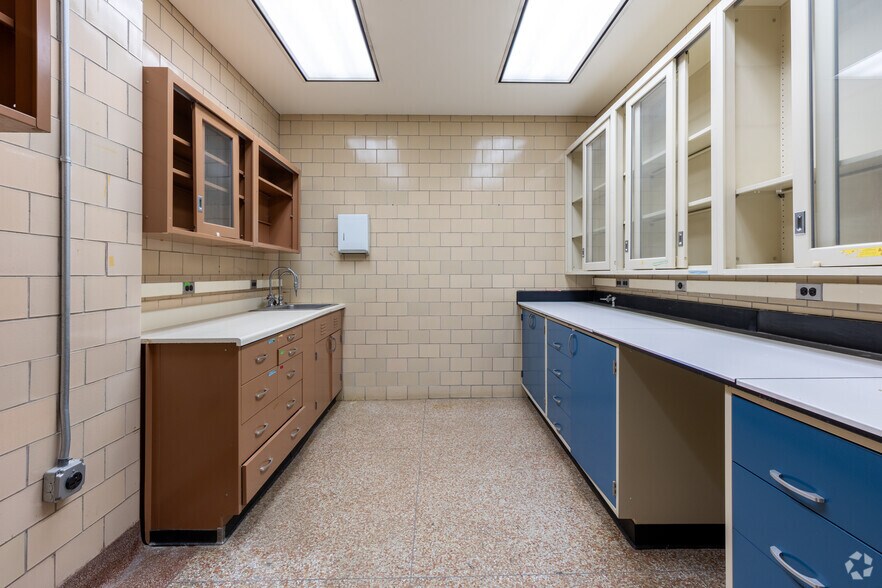 More Photos Of 110 E Warren Ave, Detroit Medical For Lease