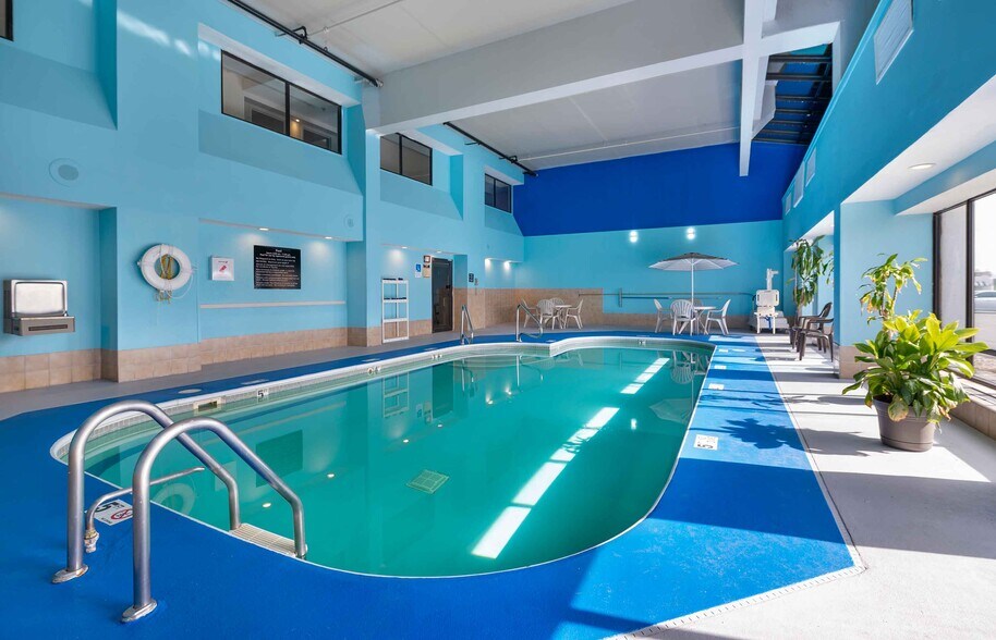 More Photos Of 3185 S Dirksen Pkwy, Springfield Hotel For Sale