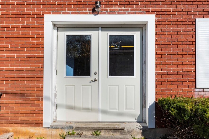 More Photos Of 256 Benmont Ave, Bennington Freestanding For Sale