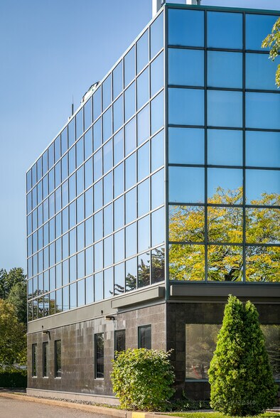 More Photos Of 204 Boul De Montarville, Boucherville Office For Lease