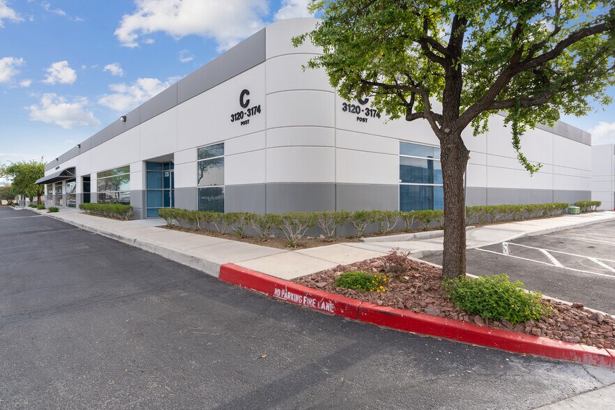 More Photos Of 6263-6281 Dean Martin Dr, Las Vegas Showroom For Lease