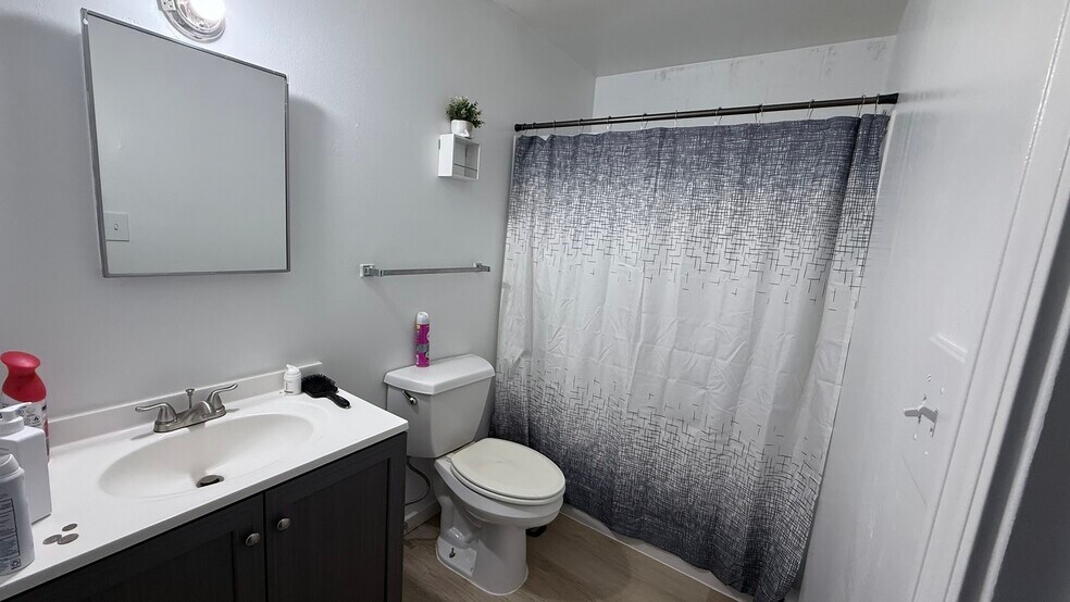 More Photos Of 1940-1990 Wisconsin SW, Huron Apartments For Sale