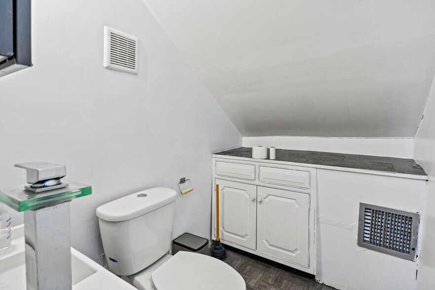 More Photos Of 99 Jericho Tpke, Mineola Freestanding For Sale