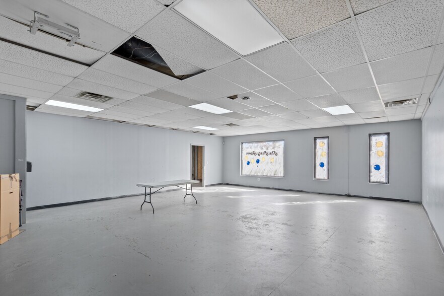 More Photos Of 2200 Union St, Bellaire Warehouse For Sale