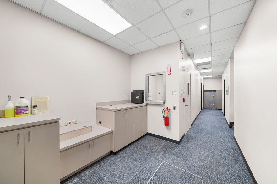 More Photos Of 723 Rollingbrook Dr, Baytown Office For Sale