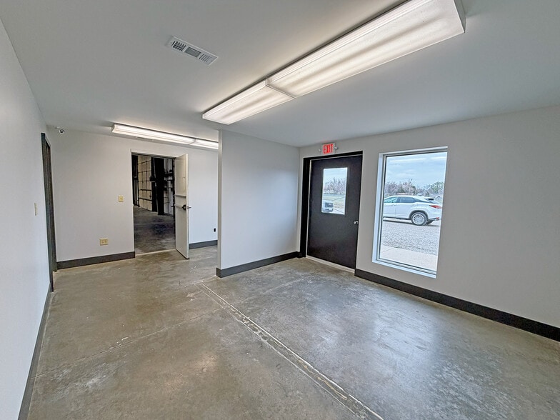 More Photos Of 311 Transpoint dr, Dupo Industrial For Lease