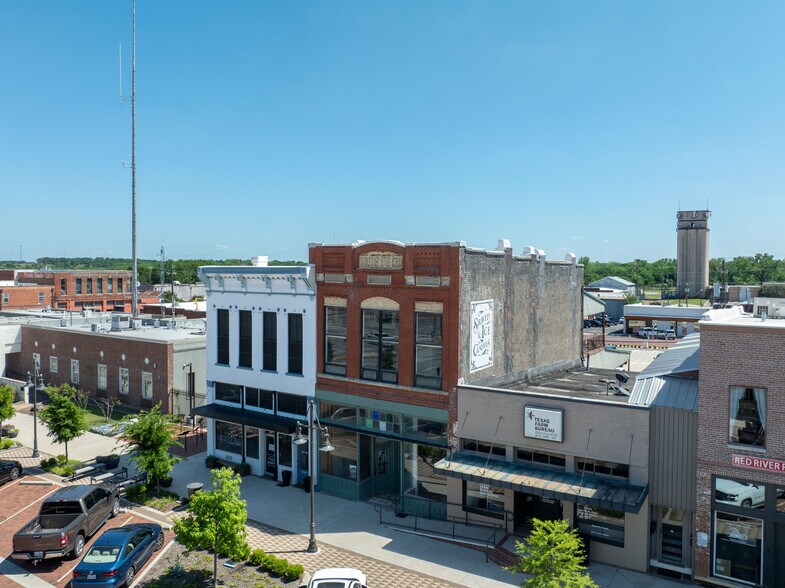 More Photos Of 120 W Main St, Denison Storefront Retail Office For Lease