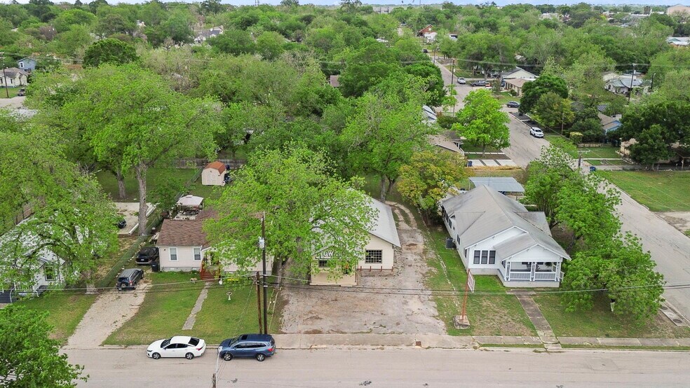 More Photos Of 1375 W San Antonio St, New Braunfels Freestanding For Sale