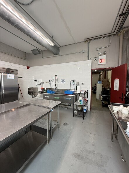 More Photos Of 3026-3030 W Carroll Ave, Chicago Warehouse For Lease