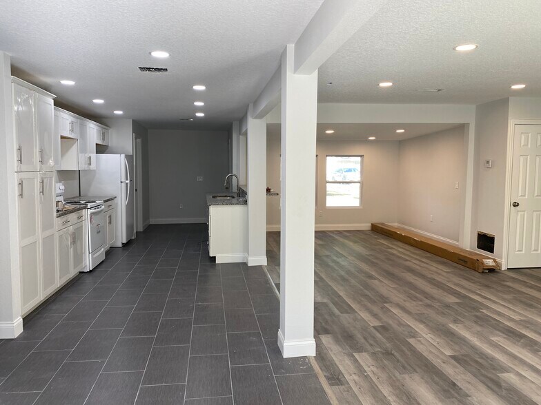 More Photos Of 2726 6th Ave W, Bradenton Office For Sale