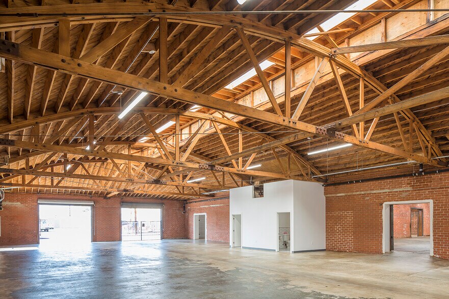 More Photos Of 1458 E 58th Pl, Los Angeles Showroom For Lease