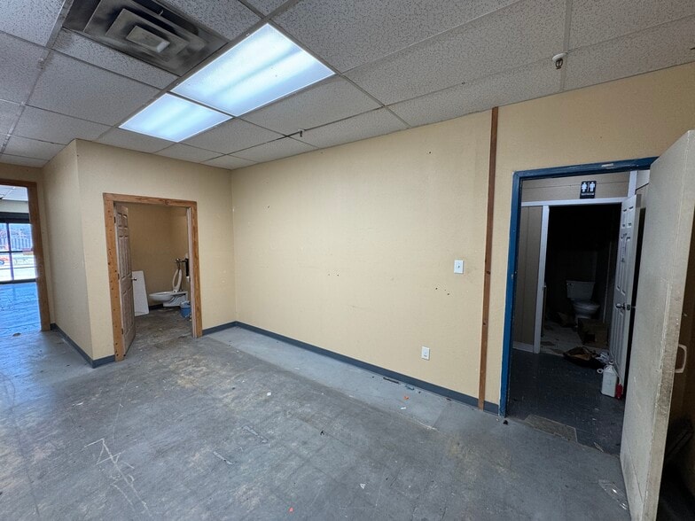 More Photos Of 10679 Harry Hines Blvd, Dallas Showroom For Lease