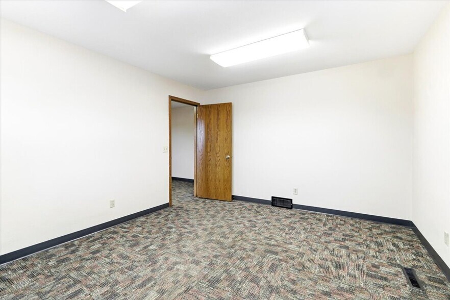 More Photos Of 1910 7th St S, Wisconsin Rapids Office For Sale