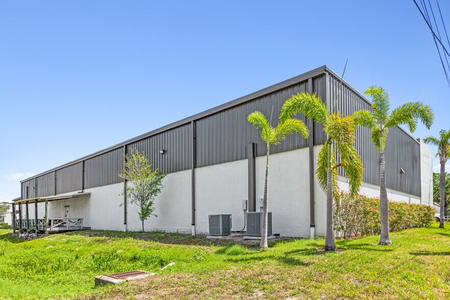 More Photos Of 11800 31st Ct N, Saint Petersburg Warehouse For Lease
