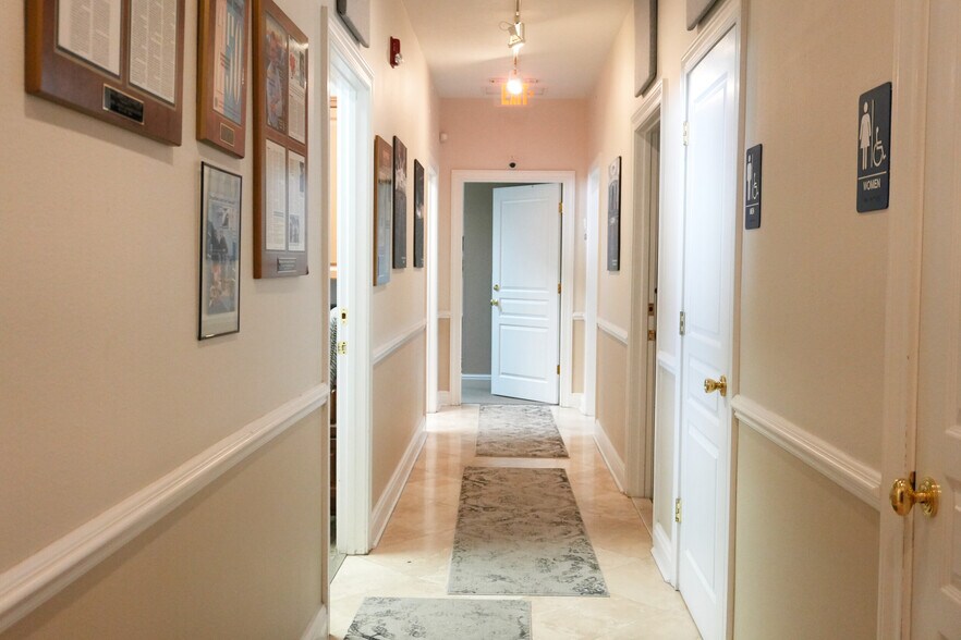 More Photos Of 1725 Barber Rd, Sarasota Office For Sale