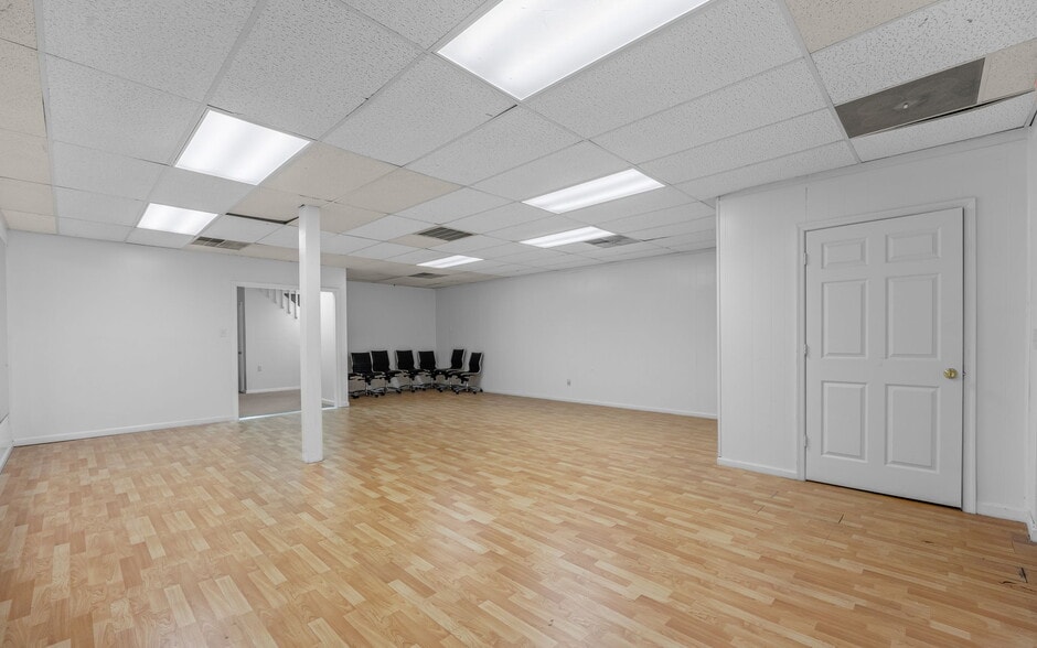 More Photos Of 105 S First Colonial Rd, Virginia Beach Flex For Sale