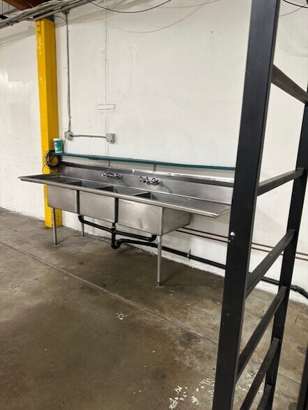 More Photos Of 7900-7910 Clybourn Ave, Sun Valley Manufacturing For Lease