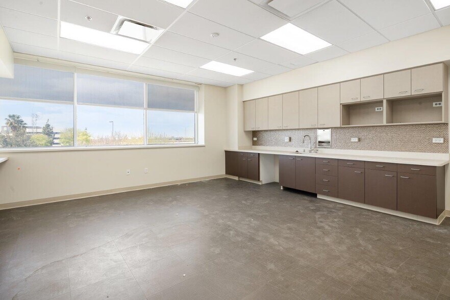 More Photos Of 5000 Commerce Dr, Bakersfield Medical For Sale