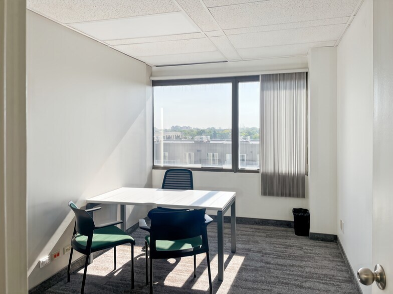 More Photos Of 1100 Boul Crémazie E, Montréal Coworking Space