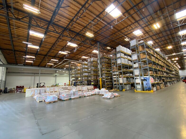 More Photos Of 16719 Schoenborn St, North Hills Warehouse For Lease