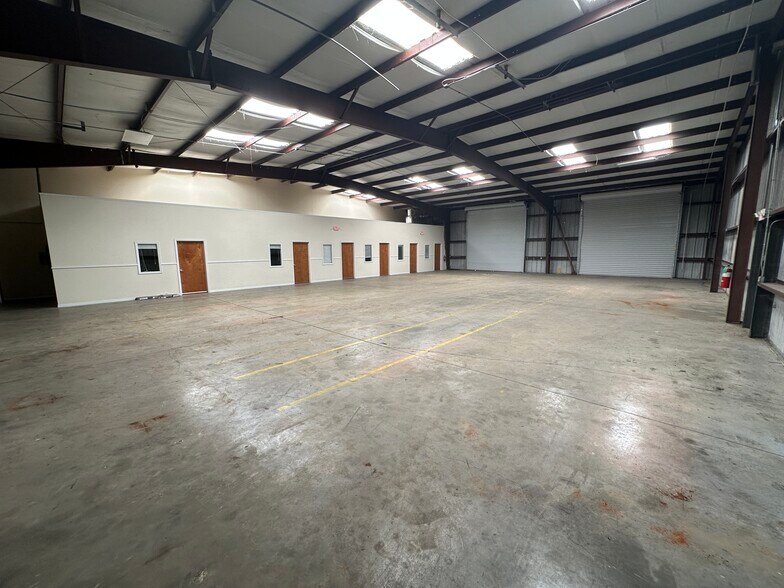 More Photos Of 16210-16214 Aviation Loop Dr, Brooksville Warehouse For Lease
