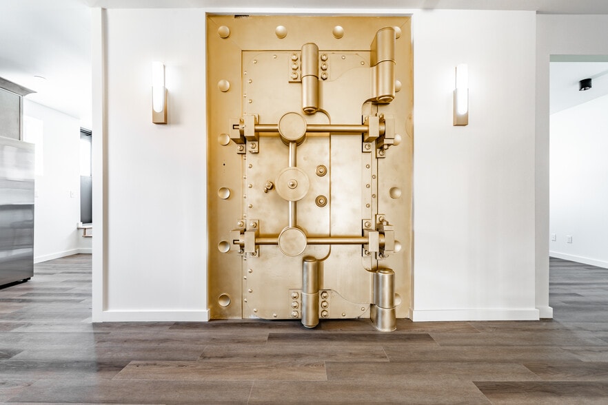 More Photos Of 2506 E Washington St, Indianapolis Storefront Retail Office For Sale