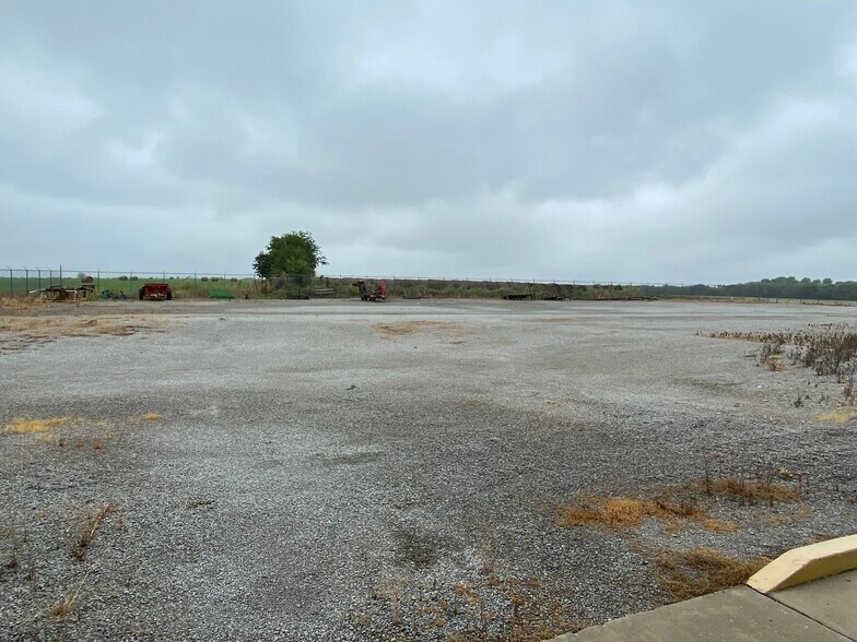 More Photos Of 8550 Ferguson Rd, Beggs Warehouse For Lease