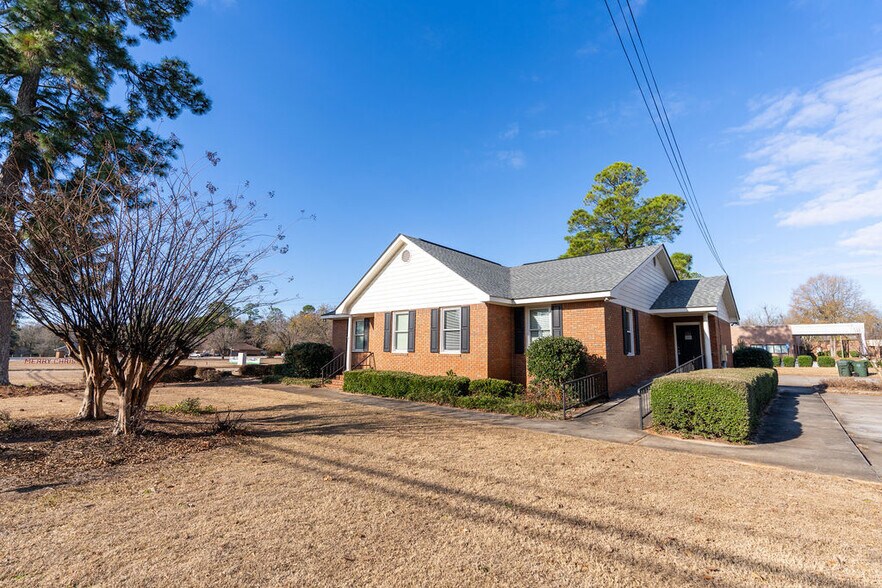 More Photos Of 607 Bluebird Blvd, Fort Valley Office For Sale
