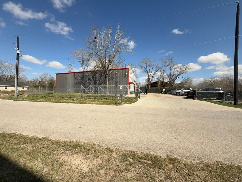 More Photos Of 14111 Elmfield St, Houston Warehouse For Sale