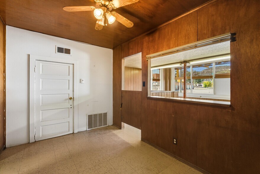 More Photos Of 201 N 2nd St, Raton Auto Repair For Sale