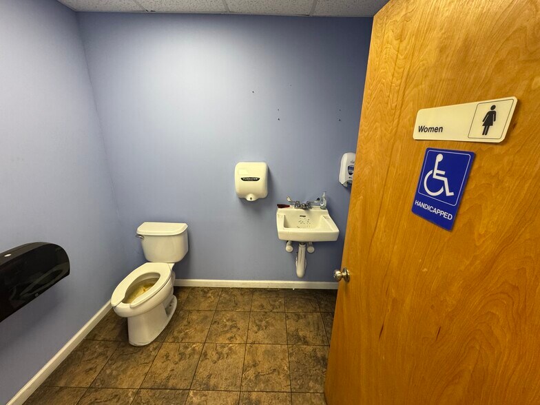 More Photos Of 217 River Ave, Patchogue Warehouse For Lease