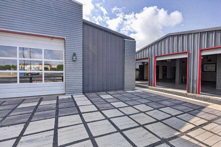 More Photos Of 2795 SW Wilshire Blvd, Burleson Flex For Lease