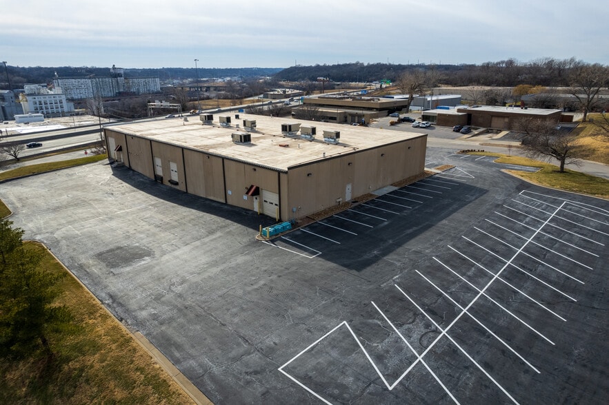 More Photos Of 1211 W Cambridge Circle Dr, Kansas City Warehouse For Lease