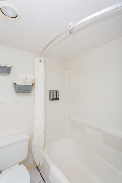 More Photos Of 2803 W 2nd St, Roswell Hotel For Sale