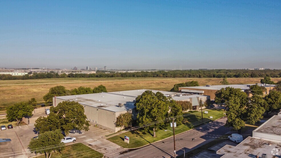 More Photos Of 1321-1343 Round Table Dr, Dallas Warehouse For Lease