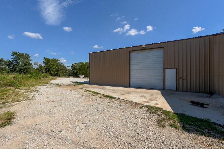 More Photos Of 352247 E 1040, Prague Auto Repair For Lease