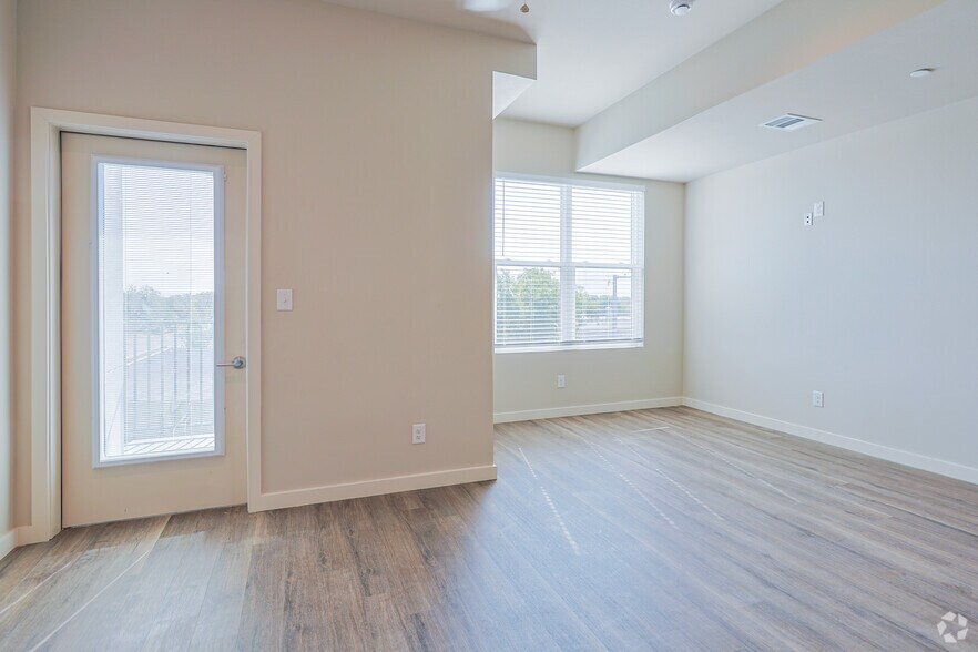 More Photos Of 109 N Lexington St, Manor Apartments For Lease