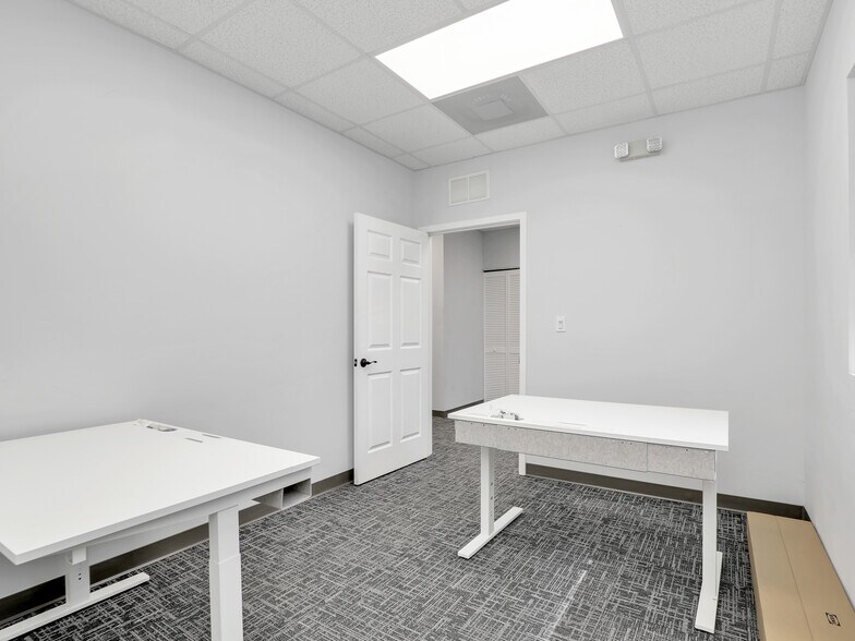 More Photos Of 8801 Business Park Dr, Fort Myers Warehouse For Sale
