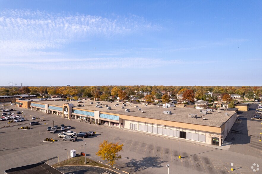 More Photos Of 2614-2678 W Golf Rd, Glenview General Retail For Lease