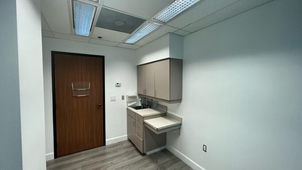 More Photos Of 44215 15th St W, Lancaster Medical For Sale