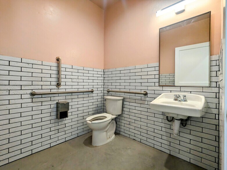 More Photos Of 487-489 S Meyer Ave, Tucson General Retail For Lease