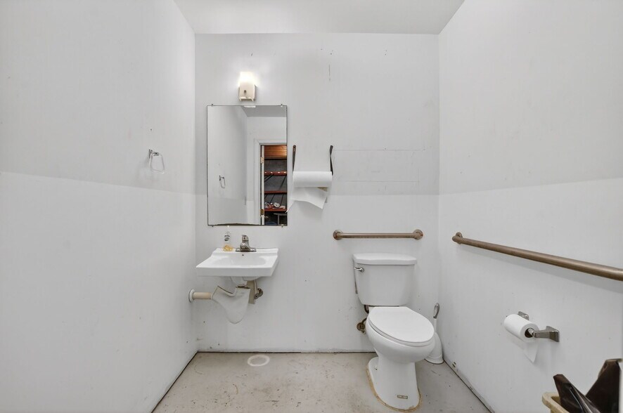 More Photos Of 13 SW 10th St, Deerfield Beach Flex For Lease