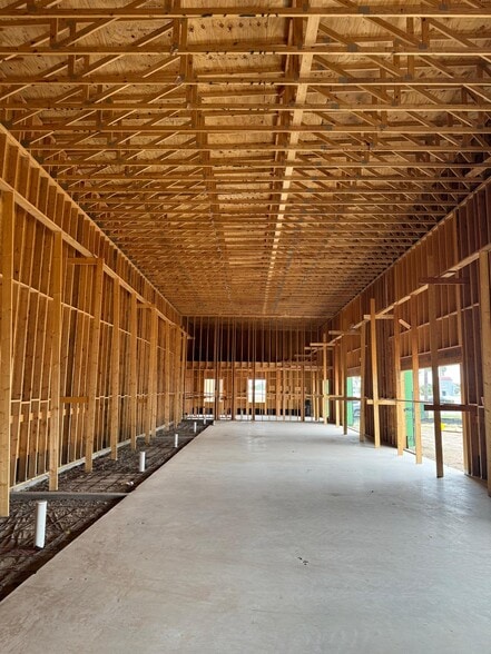 More Photos Of 1390 Expressway Expy, Brownsville Storefront Retail Office For Lease