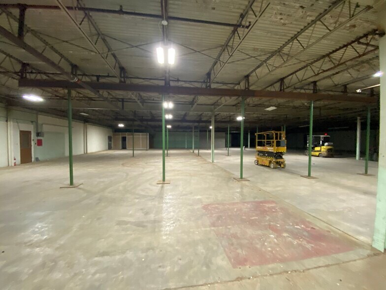 More Photos Of 1031 S Green St, Tupelo Warehouse For Sale